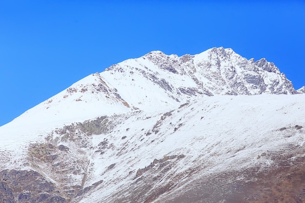 montagne cime innevate sfondo, vista del paesaggio inverno picchi della natura