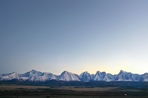 montagne cime innevate sfondo, vista del paesaggio inverno picchi della natura