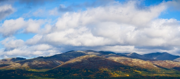 Montagne colorate nella tundra