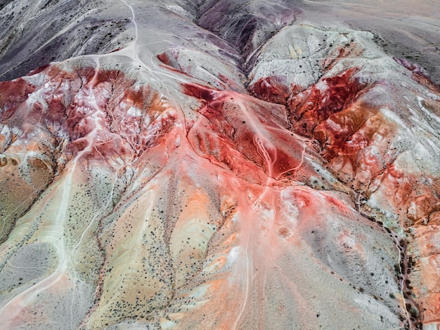 Montagne colorate rosse nella valle del canyon KyzylChin in Altai Siberia Russia