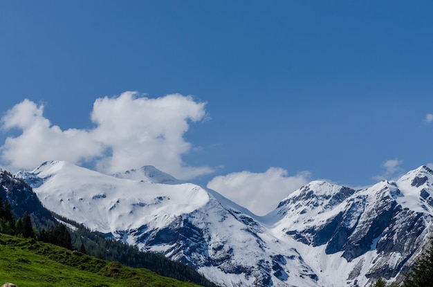 Montagne con cielo di neve e nuvole