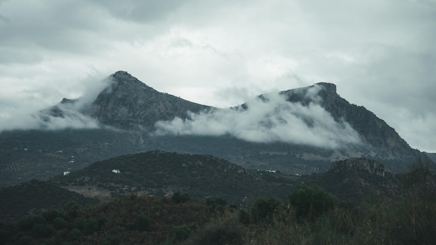 Montagne con nebbia in una giornata piovosa