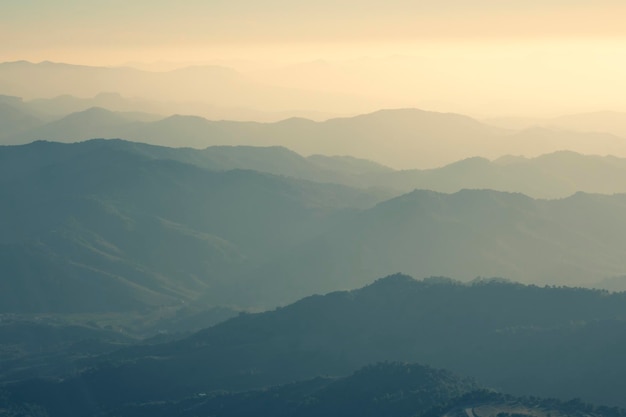 Montagne con nebbia