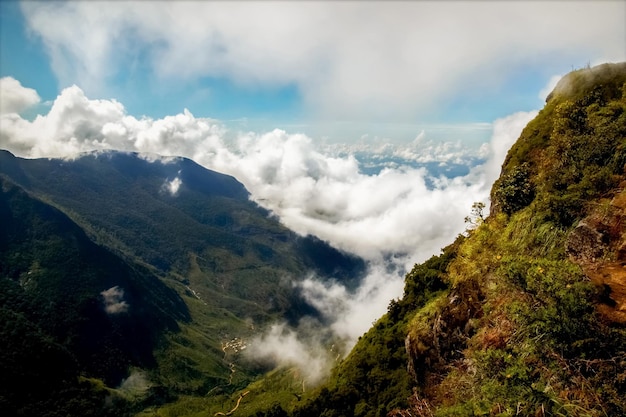 Montagne con nuvole Altopiano Fine del mondo Horton Sri Lanka