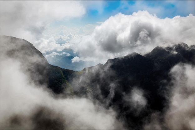 Montagne con nuvole Altopiano Fine del mondo Horton Sri Lanka