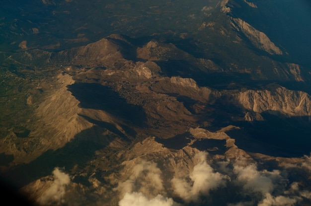 Montagne con nuvole dall'aereo