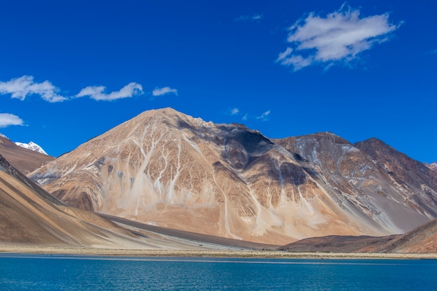 Montagne contro il cielo blu e il lago Pangong in Himalaya indiano