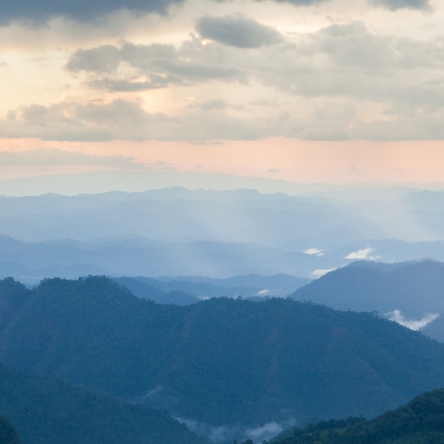 Montagne coperte di nebbia