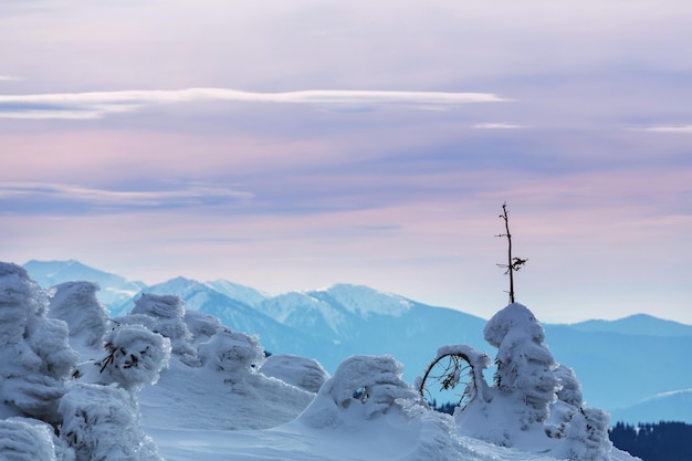 Montagne coperte di neve in inverno