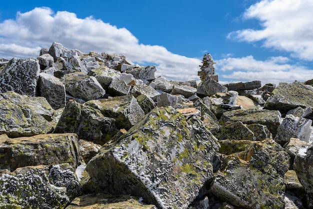 Montagne degli Urali meridionali con una vegetazione paesaggistica unica e diversità della natura in primavera