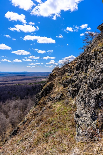 Montagne degli Urali meridionali con una vegetazione paesaggistica unica e diversità della natura in primavera