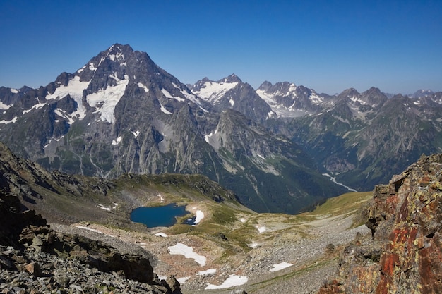 Montagne del Caucaso in estate, lo scioglimento della cresta del ghiacciaio sul lago Arkhyz Sofia