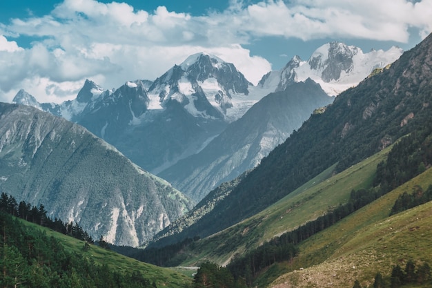 Montagne del Caucaso maggiore dal Monte Elbrus