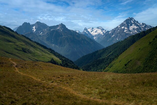 Montagne del Caucaso settentrionale e sentiero per la cima di Smirnov in un giorno d'estate Arkhyz KarachayCherkessia Russia.