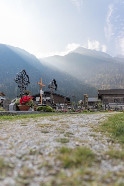 Montagne del cimitero e raggi di luce sullo sfondo