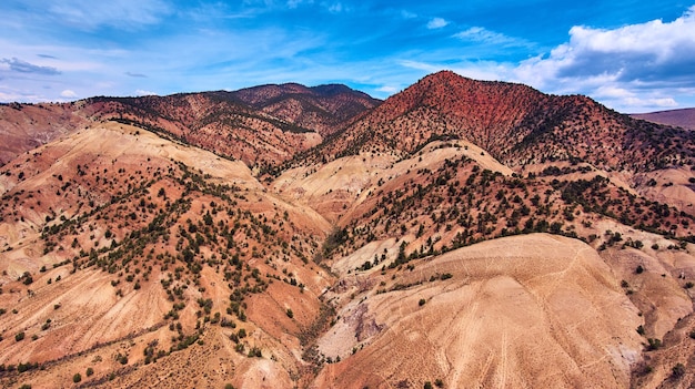 Montagne del deserto del Colorado con strati di rosso e giallo