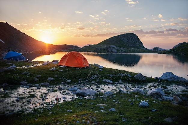 Montagne del lago Caucaso in estate, lo scioglimento della cresta del ghiacciaio Lago Arkhyz Sofia. Belle alte montagne della Russia, acqua ghiacciata chiara. Estate in montagna, escursione. Paesaggio favoloso e cielo azzurro