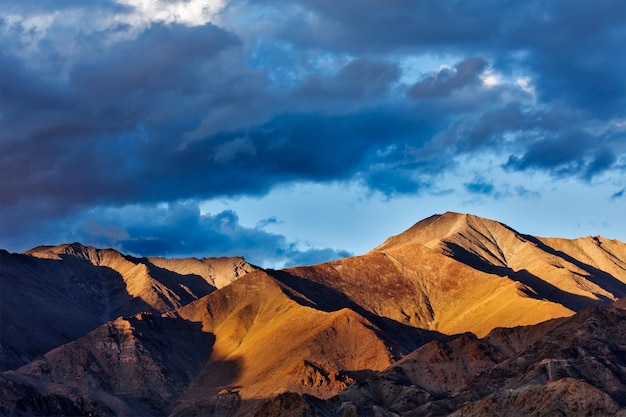 Montagne dell'Himalaya sul tramonto