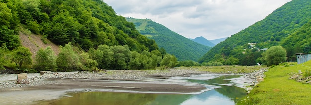 Montagne della Georgia e fiumi di montagna.