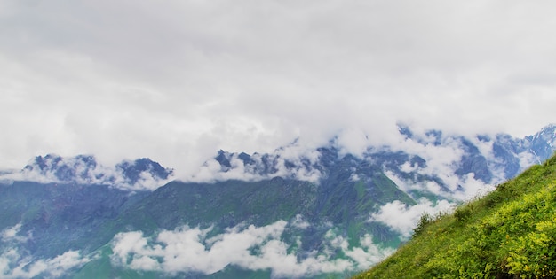 Montagne della Georgia e fiumi di montagna.