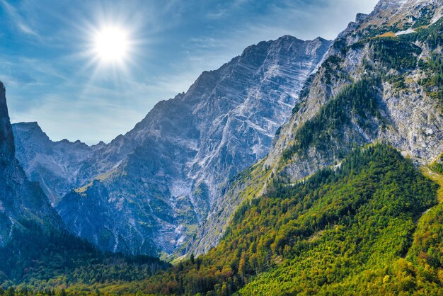 Montagne delle Alpi ricoperte di foresta Koenigssee Konigsee Parco Nazionale di Berchtesgaden Baviera Germania