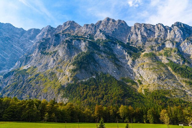 Montagne delle Alpi ricoperte di foresta Koenigssee Konigsee Parco Nazionale di Berchtesgaden Baviera Germania