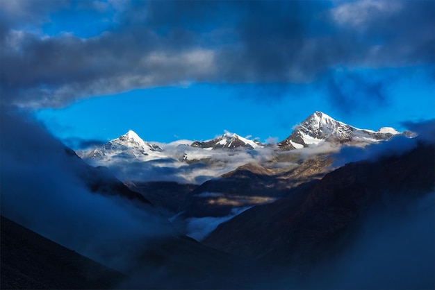 Montagne di HImalayas su alba