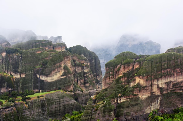 Montagne di Meteora in Grecia durante la pioggia cielo nuvoloso