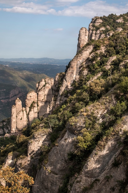 montagne di Montserrat dove una famosa abbazia benedettina si trova vicino alla città di Barcellona, in Spagna.