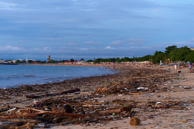 Montagne di rifiuti e immondizia sulla spiaggia sabbiosa dopo la marea L'umanità sta inquinando l'oceano