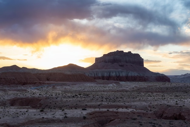 Montagne di roccia rossa nel deserto all'alba