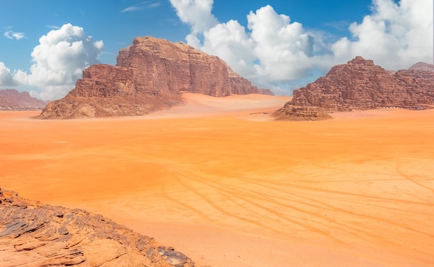 Montagne di sabbia rossa e panorama marziano del deserto di Wadi Rum Giordania