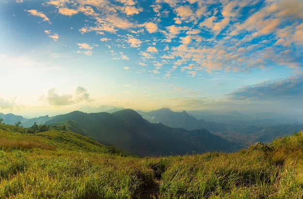 Montagne durante il tramonto Bellissimo paesaggio naturale in estate