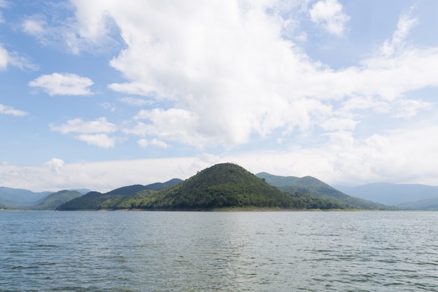 Montagne e acqua nella diga