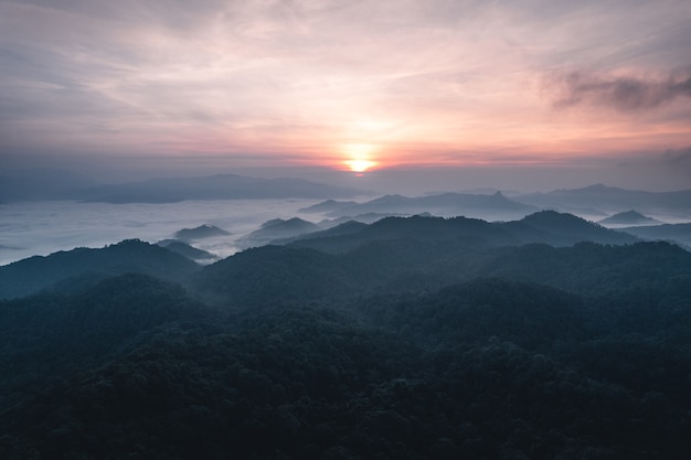 Montagne e alba al mattino e nebbia