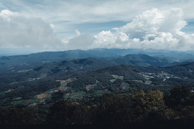 Montagne e alberi verdi durante il giorno