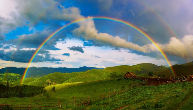 Montagne e arcobaleno