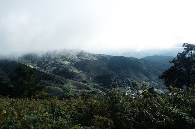 Montagne e borghi rurali sotto la pioggia