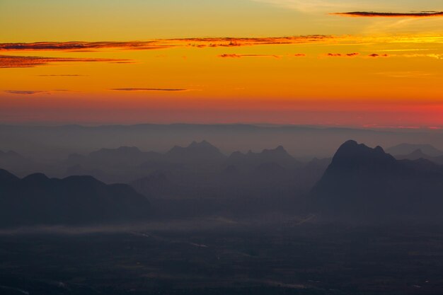 montagne e cielo al mattino Vista aerea del paesaggio dalla cima della montagna