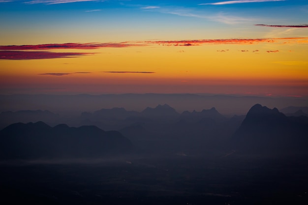 Montagne e cielo al tramontoPaesaggio montano