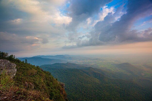 Montagne e cielo mattutino in asia