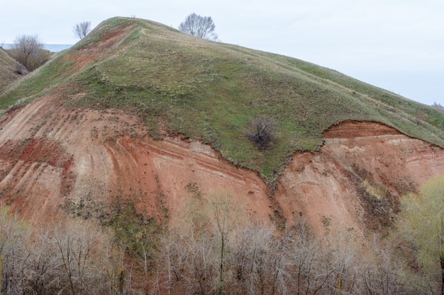 Montagne e colline sulla costa del fiume Volga. Bellissimi modelli di rocce, prati, erba verde e alberi. Bellissimo paesaggio primaverile. Tetyushi, Tatarstan.