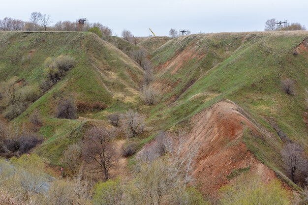 Montagne e colline sulla costa del fiume Volga. Bellissimi modelli di rocce, prati, erba verde e alberi. Bellissimo paesaggio primaverile. Tetyushi, Tatarstan.