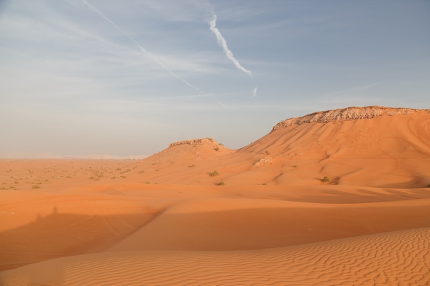 Montagne e dune nel deserto degli Emirati Arabi Uniti