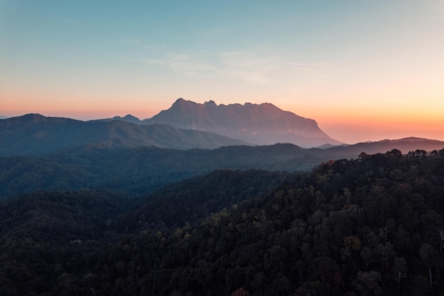 Montagne e foreste asiatiche al mattino, campeggio