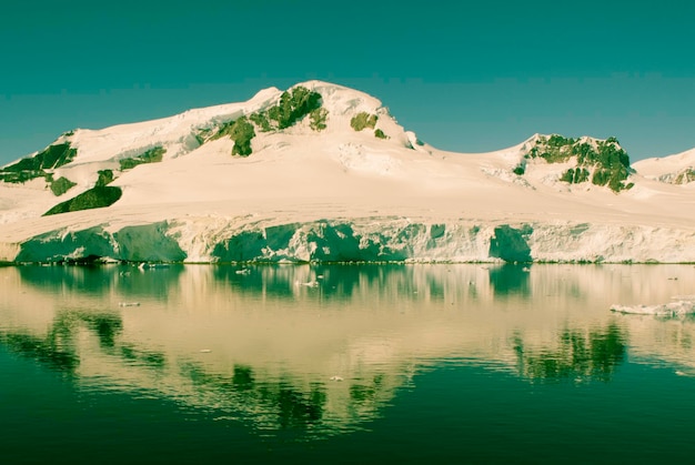 Montagne e iceberg della costa dello stretto di Lemaire Antartide