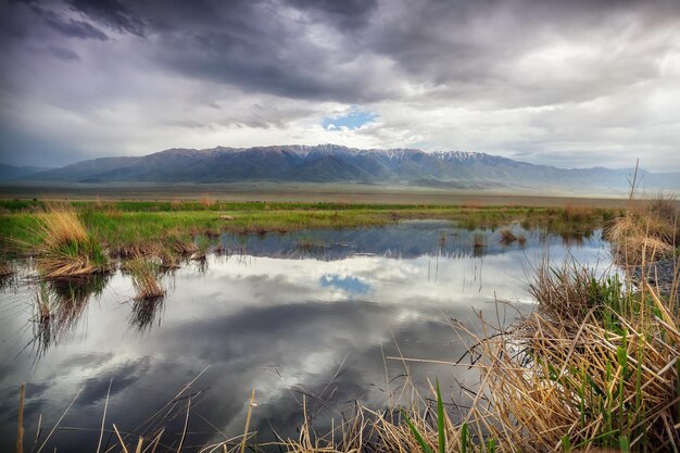 Montagne e lago in Kazakistan