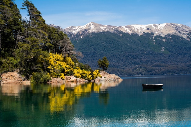 Montagne e lago, paesaggio estivo.