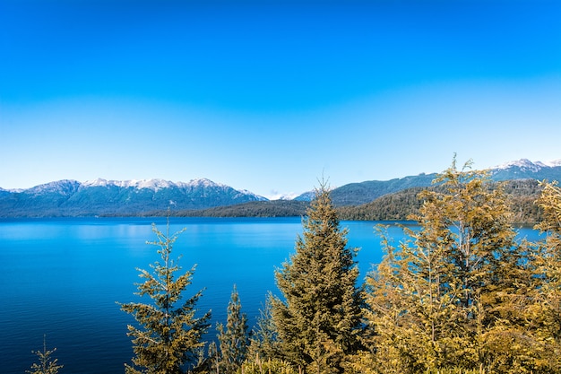 Montagne e lago, paesaggio estivo.