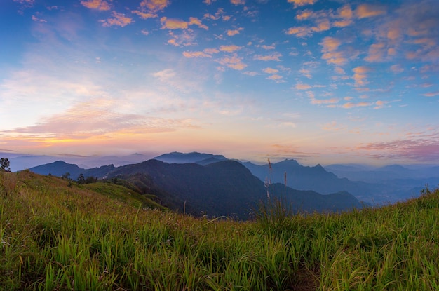 Montagne e nebbia al mattino della Thailandia